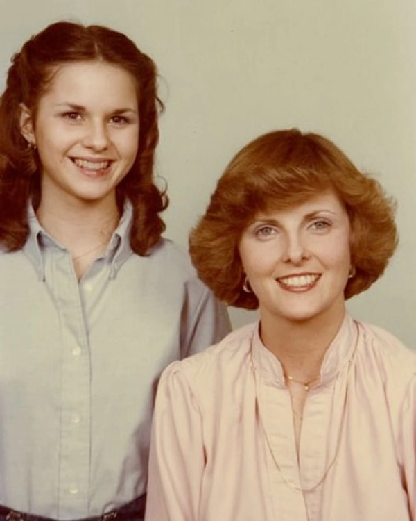 Leigh Corfman con su madre, Nancy Wells, alrededor de 1979, cuando la adolescente tenía 14 años. (Foto familiar/The Washington Post)