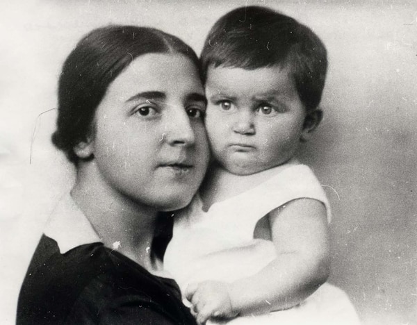 Svetlana y su madre Nadezhda Allilúyeva, que se suicidó en 1932