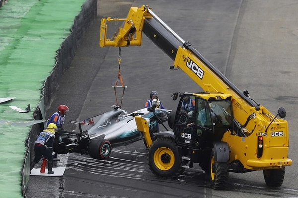 Una grúa debió remover el Mercedes de Lewis Hamilton tras su accidente en Brasil durante la clasificación para el GP de ese país que se disputa en el circuito de Interlagos (AP Photo/Nelson Antoine)