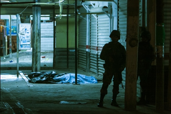 Un soldado patrulla la zona donde ocurrió un asesinato, en Sinaloa (AP)