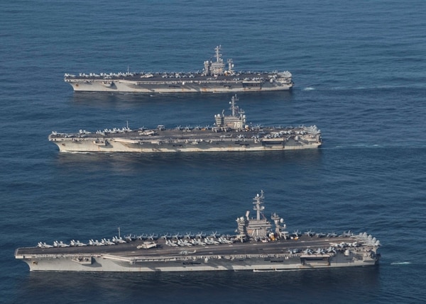 Los portaaviones USS Ronald Reagan, USS Theodore Roosevelt y USS Nimitz en el Mar de Japón (Reuters)