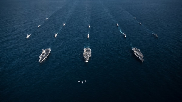 La Marina de Estados Unidos y de Corea del Sur marchan juntos en las aguas internacionales al este de la península coreana. (Reuters)