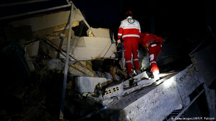 Rescatistas tratan de salvar vidas tras terremoto en Irán.