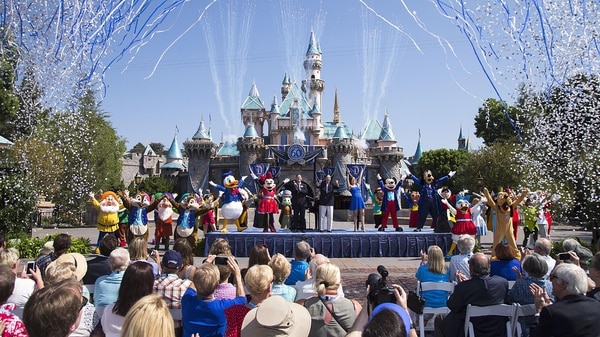 El parque de diversiones Disneyland debió clausurar dos torres por un brote de enfermedad del legionario (Getty Images)