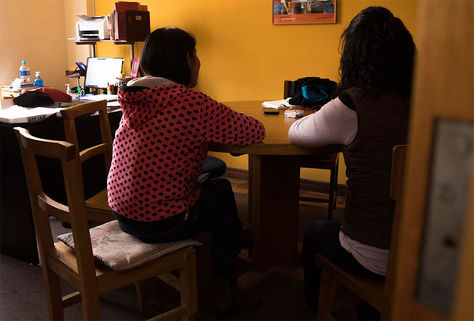 Mujeres bolivianas mientras dan su testimonio en el Centro de Promoción de la Mujer Gregoria Apaza, en la ciudad de El Alto (Bolivia).