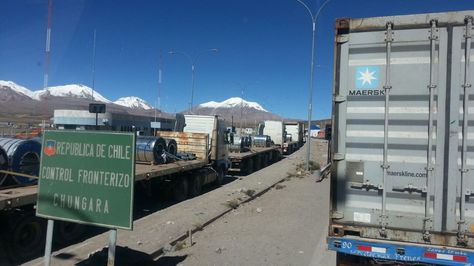 Vehículos del transporte pesado parados por el paro aduanero chileno en el paso fronterizo de Chungará.