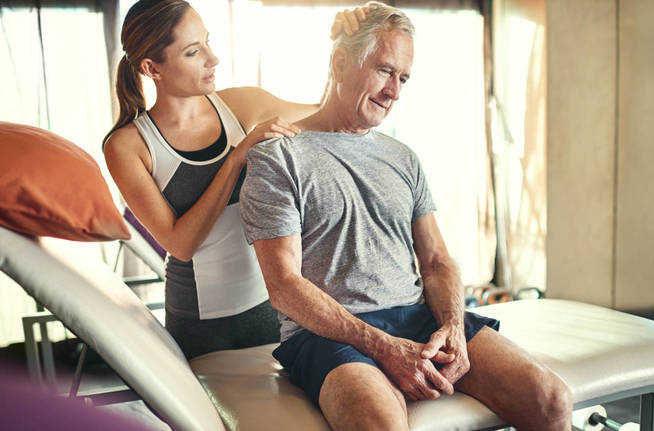 Acude a tu fisioterapeuta o médico si el dolor persiste. (iStock)