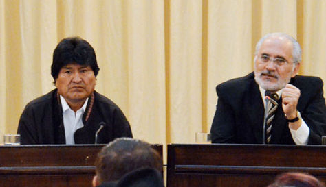 El presidente Evo Morales y el expresidente Carlos Mesa en una fotografía tomada en 2015.