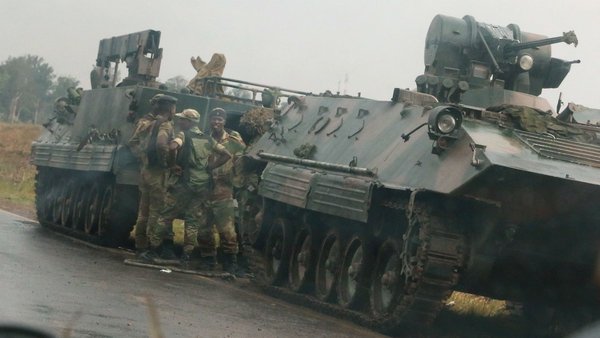 Soldados cerca de un tanque en la capital Harare (Reuters)