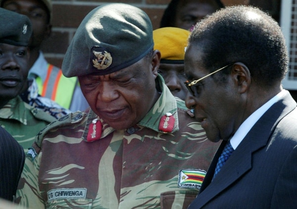 El presidente Robert Mugabe habla con el General Constantino Chiwengaen una foto de 2008. (REUTERS/Philimon Bulawayo/archivo)