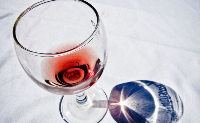 “Una copa de vino al día es buena” y otros mitos sobre el alcohol