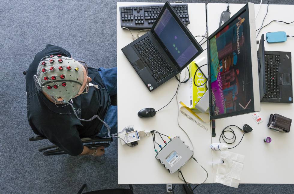 Un experimento del Instituto Federal Suizo de Tecnología de Lausana para controlar un ordenador con pensamientos