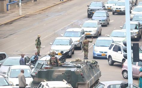 Un tanque bloquea la calle del Parlamento en Harare (Zimbabue). Tres ministros del Gobierno de Zimbabue fueron detenidos por los militares. Foto: EFE