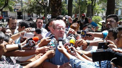 El gobernador de Tarija Adrián Oliva en declaraciones a la prensa. 