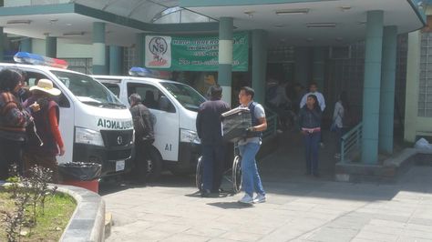 Personal policial confisca equipos en el Hospital Obrero. Foto: Ángel Giuarachi