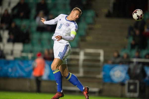 Edin Dzeko: Bosnia quedó tercera en su grupo y el atacante de la Roma quedó sin chances de ir a Rusia 2018 (AFP)