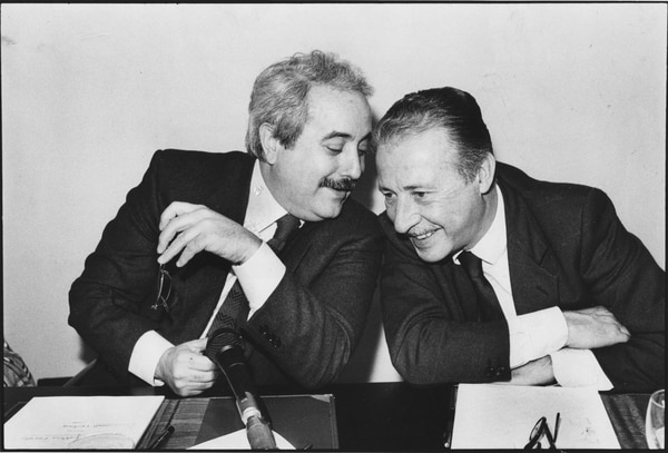 Los jueces anti mafia Giovanni Falcone (izquierda) y Paolo Borsellino. Ambos murieron en atentados mafiosos en 1992