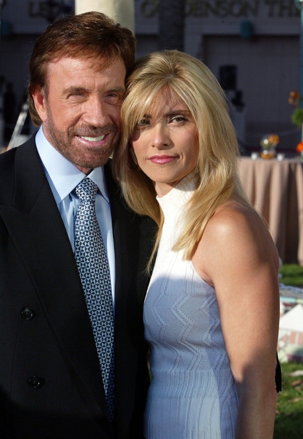 El actor Chuck Norris junto a su mujer Gena, en 2004 (Photo by Frazer Harrison/Getty Images)
