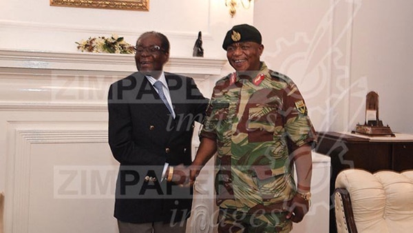 Mugabe junto al jefe del Estado Mayor, general Constantino Chiwengal (Herald)