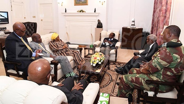 Mugabe durante la reunión de este jueves en la casa presidencial. (Herald)