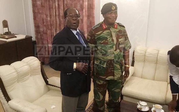 Robert Mugabe junto al general general Constantino Chiwenga.