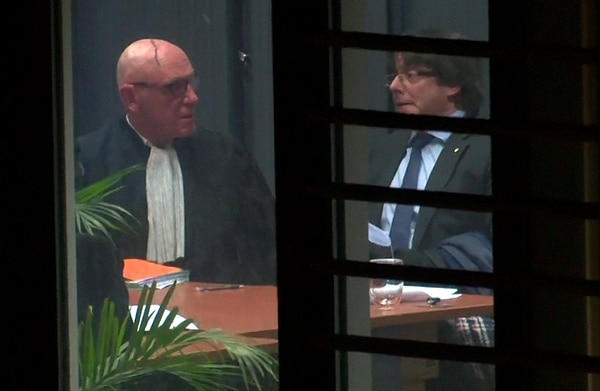 Carles Puigdemont y su abogado, el belga Paul Bekaert, durante una audiencia con el juez en Bruselas (Reuters)
