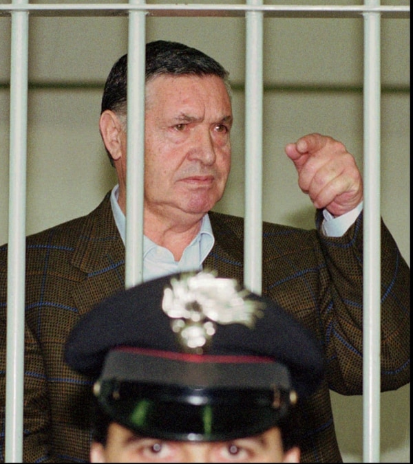 En esta imagen del 29 de abril de 1993, el “capo de capos” de la mafia, Salvatore “Toto” Riina, entre rejas durante un juicio en Roma. (AP Foto/Giulio Broglio, Archivo)