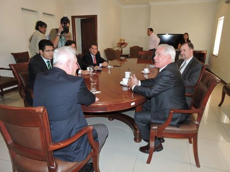 El encargado de Negocios de Estados Unidos, Peter Brennan, (d) conversa con Costas (i).