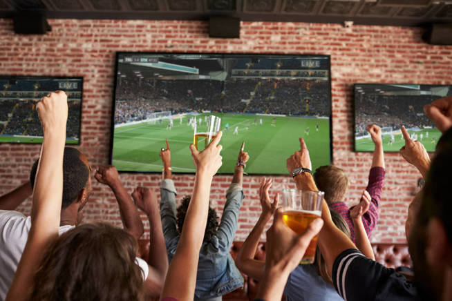 Uno puede perder la cuenta de las cervezas que llevas cuando tu equipo va ganando. (iStock)
