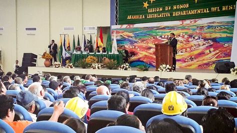 El presidente Evo Morales y el gobernador Álex Ferrier en acto por aniversario departamental. Foto: Ministerio de Comunicación