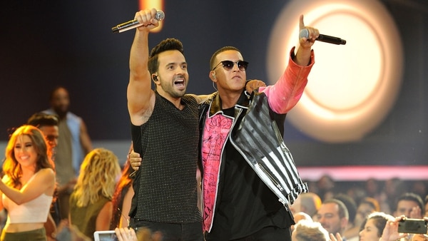 Luis Fonsi junto a Daddy Yankee (Getty Images)