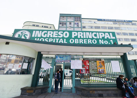 Puerta de ingreso al Hospital Obrero en la ciudad de La Paz. 