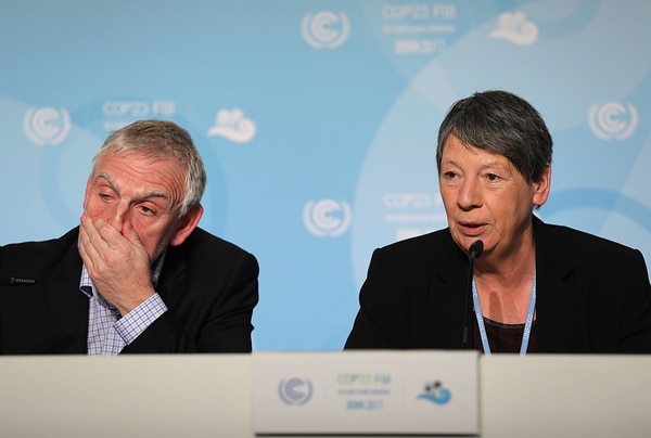 La ministra de medio ambiente alemán Barbara Hendricks juntos a su secretario Jochen Flasbarth durante la conferencia de prensa del COP23. (AFP PHOTO)