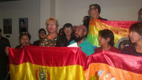 Movilización del colectivo LGBT en la Defensoría del Pueblo. 