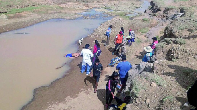 DOLOR. El cuerpo sin vida del joven fue hallado a orillas del río en el municipio de Yamparáez.