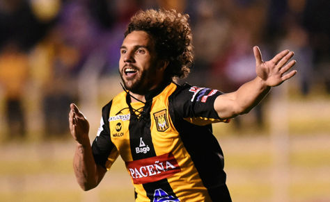 Marteli celebra un gol en el estadio Hernando Siles. Foto: Archivo La Razón