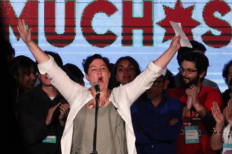 La candidata presidencial de la coalición izquierdista Frente Amplio, Beatriz Sánchez (c), celebra este domingo el resultado de las elecciones en Chile. Foto: EFE