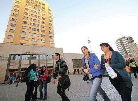 Estudiantes transitan cerca del Monoblock de la UMSA. Foto: La Razón - archivo
