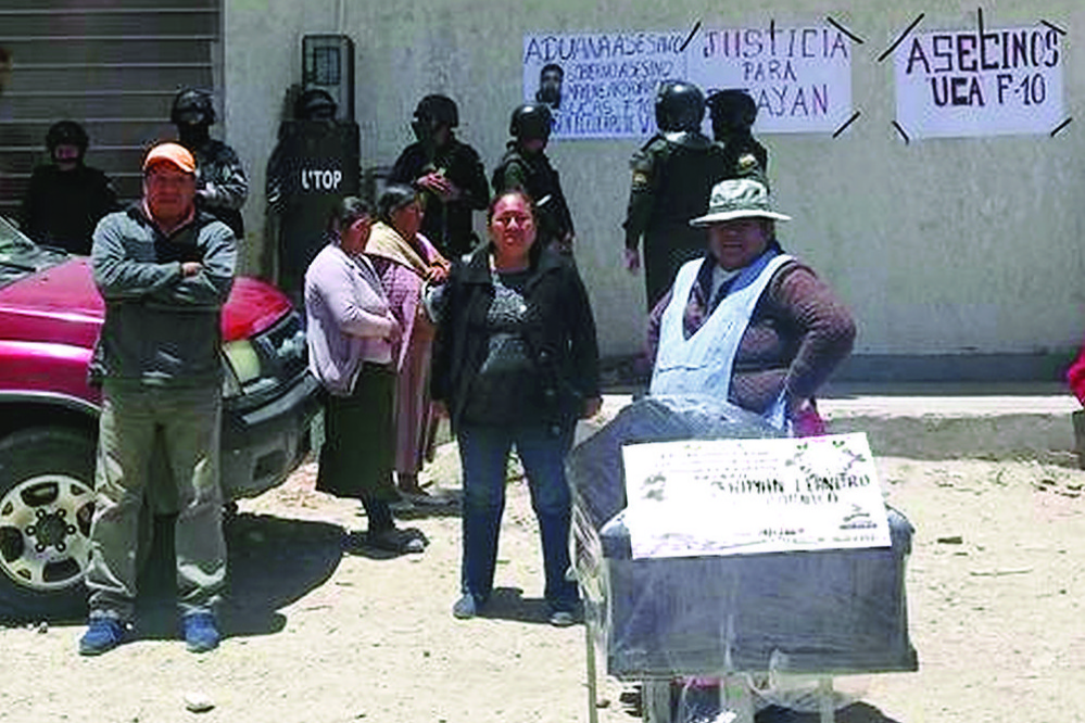 Un muerto y aduaneros y militares cercados en Oruro