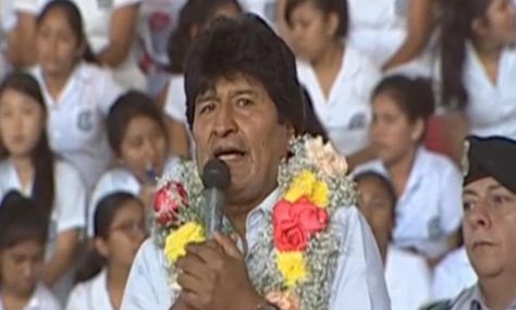 El presidente Evo Morales en el acto de entrega de computadoras en el que dijo que tal vez este año no se llegue al pago del doble aguinaldo.