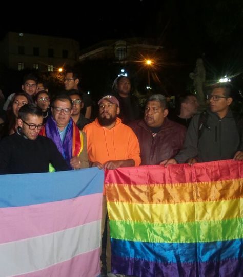 Colectivo Trans, Lesbianas Gays o Bisexuales (TLGB) protesta en la plaza Murillo. Foto: Dennis Luizaga