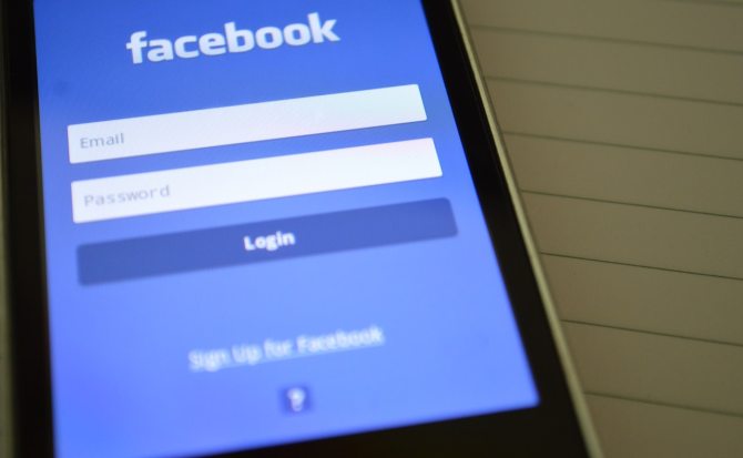 Facebook te mostrará si seguiste una cuenta troll vinculada a Rusia