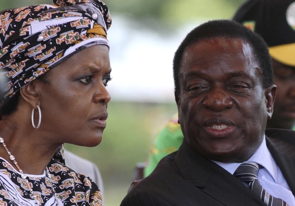 Grace Mugabe y el ex vice presidente Emmerson Mnangagwa (REUTERS/Philimon Bulawayo/File Photo)