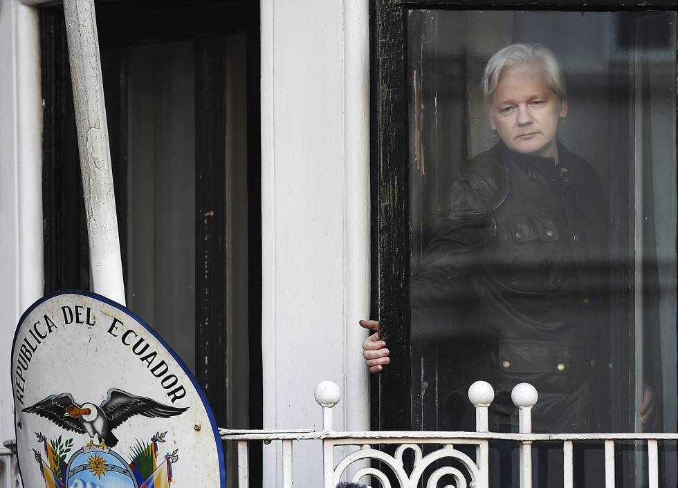 Julian Assange, en la embajada de Ecuador en Londres.