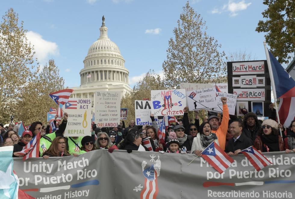 Manifestantes piden ayuda para Puerto Rico, frente a la Casa Blanca.