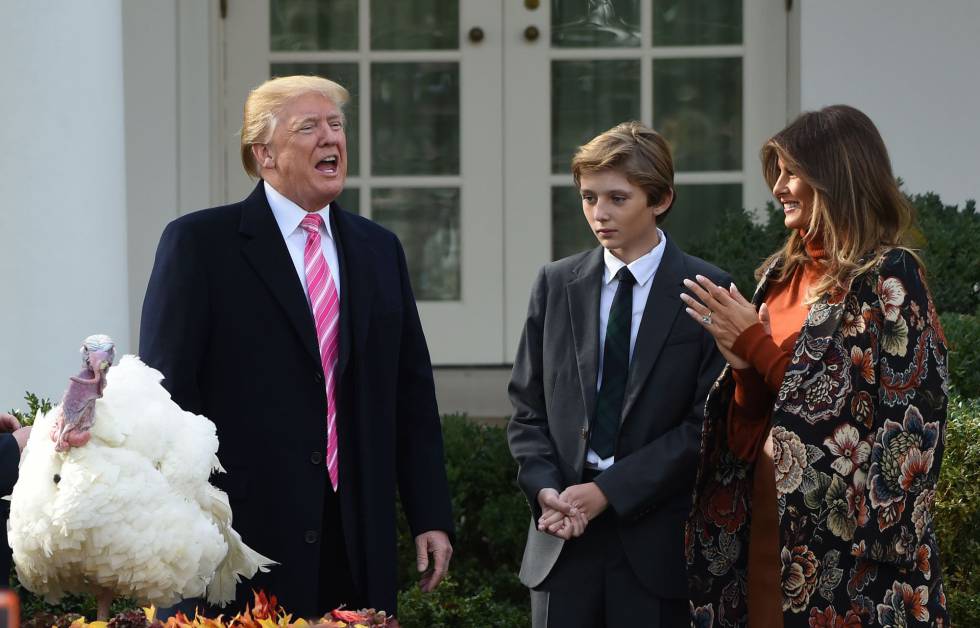 Donald, Barron y Melania Trump, en el momento del indulto del pavo.