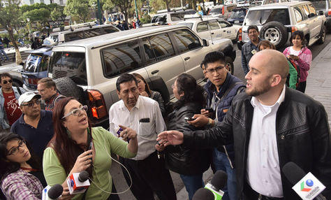 Momento en que la activista Tamara Nuñez del Prado y el diputado Horacio Poppe sostienen el cruce verbal. Foto: Luis Gandarillas