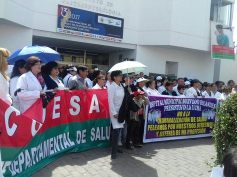 Médicos del Hospital de Clínicas protestas en la puerta de la unidad de gastroenterología. 