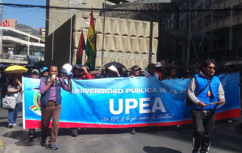 Marcha de protesta de estudiantes de la UPEA en el centro de la ciuadad de La Paz. Foto: La Razón