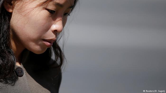 Nordkorea Straßenszene aus Pjöngjang Frau (Reuters/D. Sagolj)